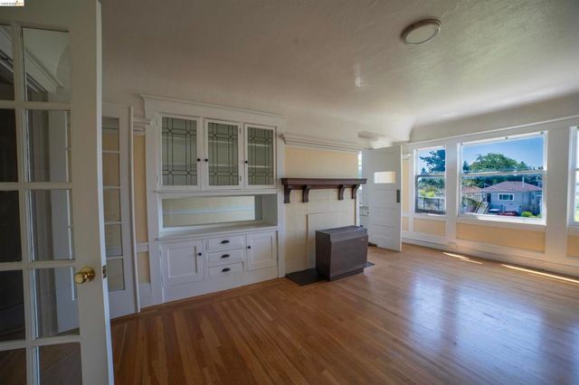 701 43rd St, Oakland, CA 94609