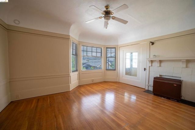 701 43rd St, Oakland, CA 94609