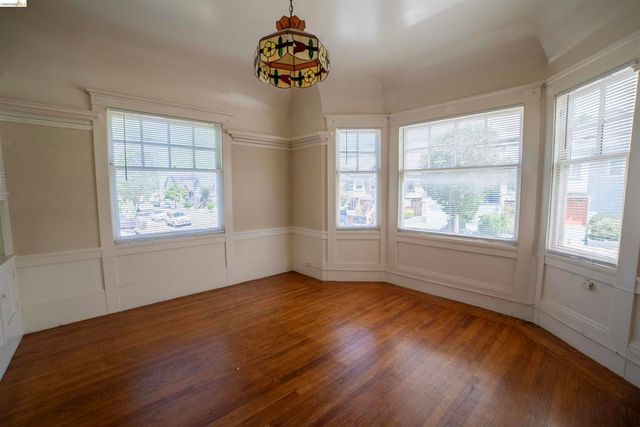 701 43rd St, Oakland, CA 94609