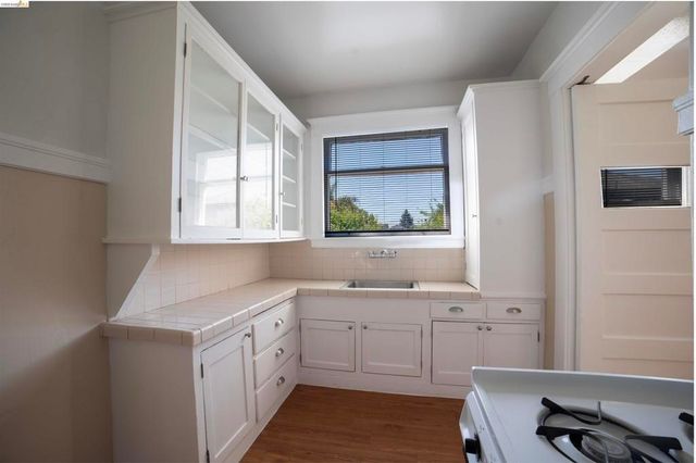 701 43rd St, Oakland, CA 94609