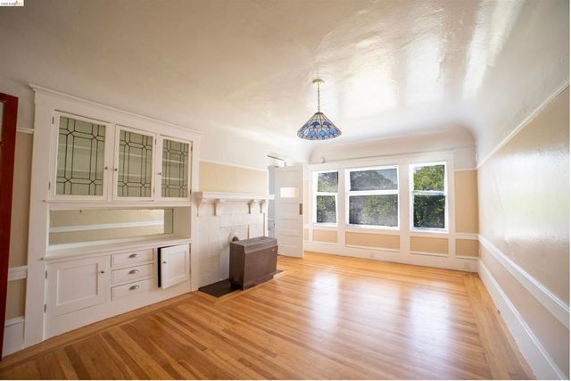701 43rd St, Oakland, CA 94609