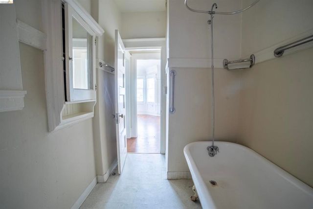701 43rd St, Oakland, CA 94609