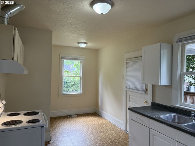 4507 N GANTENBEIN Ave, Portland, OR 97217