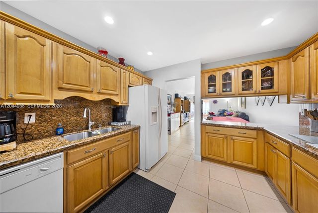 1950 W 54th Street 206, Hialeah, FL 33012