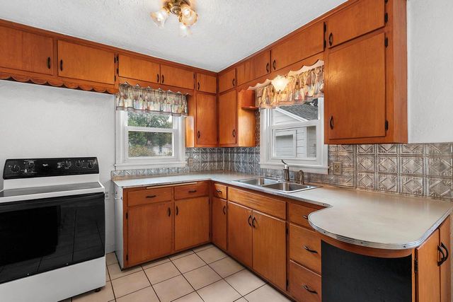 1030 HICKORY HILL DRIVE, Green Bay, WI 54304