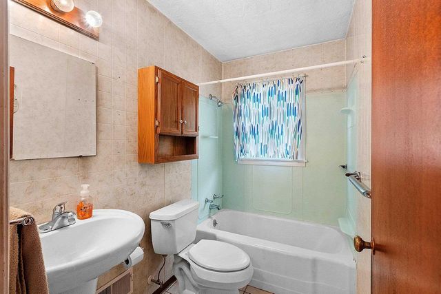 1030 HICKORY HILL DRIVE, Green Bay, WI 54304