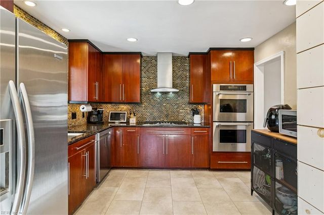 12 Wilson CIR, Newport News, VA 23606