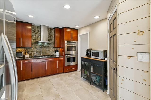 12 Wilson CIR, Newport News, VA 23606