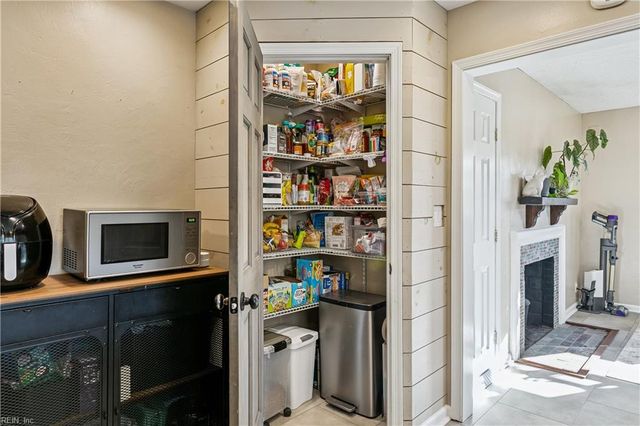 12 Wilson CIR, Newport News, VA 23606