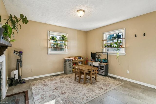 12 Wilson CIR, Newport News, VA 23606