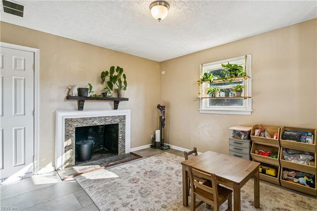 12 Wilson CIR, Newport News, VA 23606