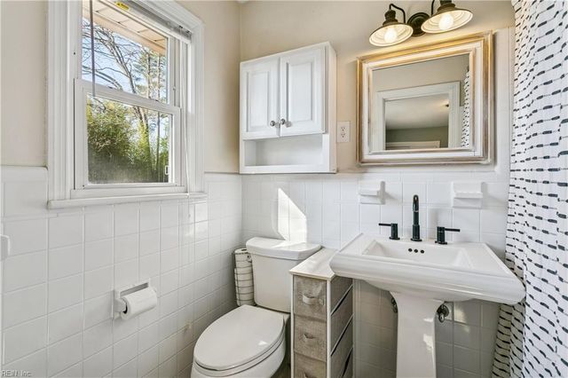 12 Wilson CIR, Newport News, VA 23606