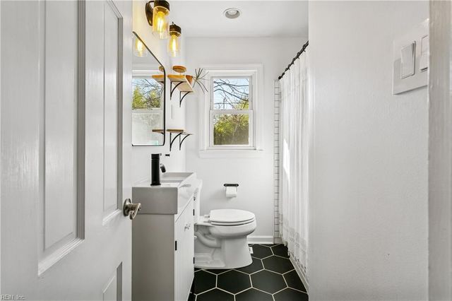 12 Wilson CIR, Newport News, VA 23606