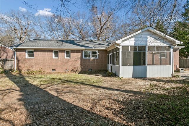 12 Wilson CIR, Newport News, VA 23606