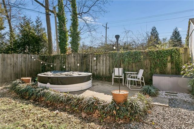 12 Wilson CIR, Newport News, VA 23606