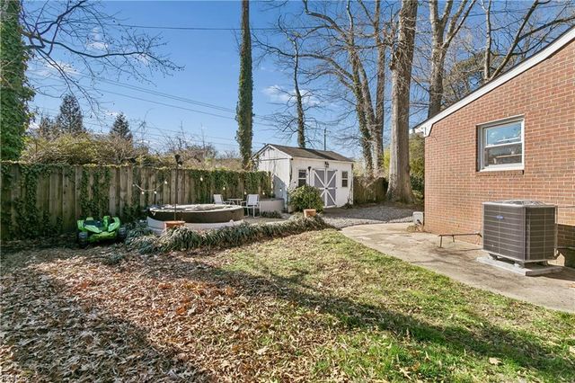 12 Wilson CIR, Newport News, VA 23606