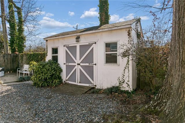 12 Wilson CIR, Newport News, VA 23606