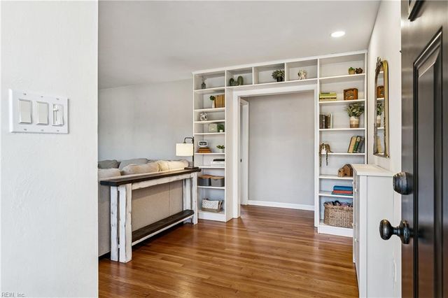 12 Wilson CIR, Newport News, VA 23606