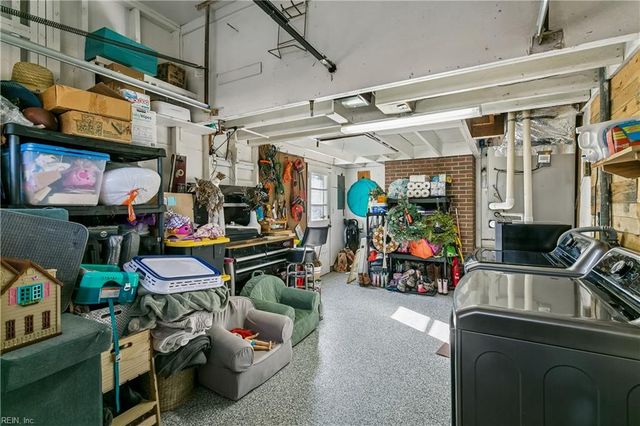 12 Wilson CIR, Newport News, VA 23606