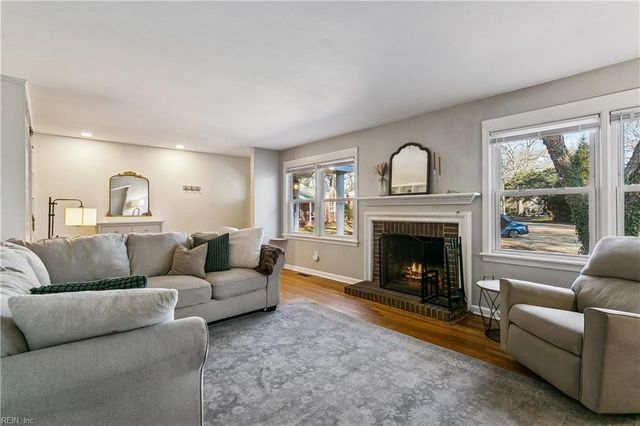 12 Wilson CIR, Newport News, VA 23606