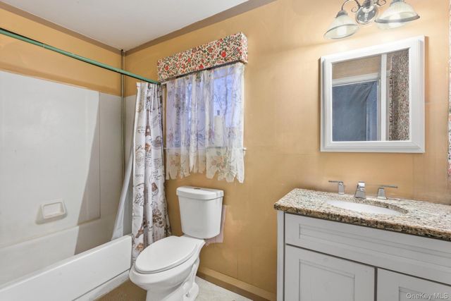 11 Val Court, Holbrook, NY 11741