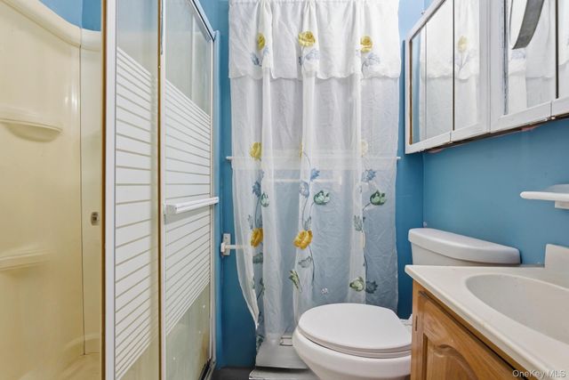 11 Val Court, Holbrook, NY 11741