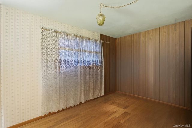 11 Val Court, Holbrook, NY 11741