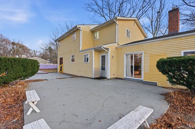 11 Val Court, Holbrook, NY 11741