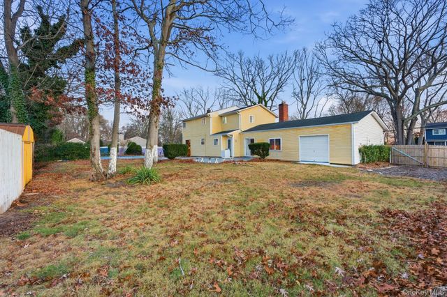 11 Val Court, Holbrook, NY 11741