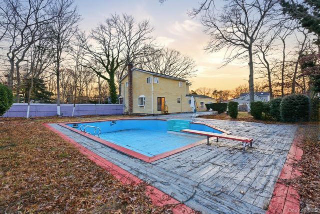 11 Val Court, Holbrook, NY 11741