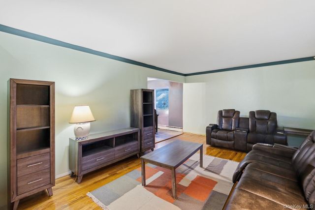 11 Val Court, Holbrook, NY 11741