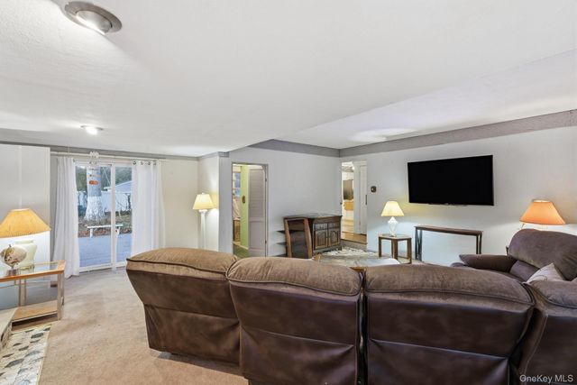 11 Val Court, Holbrook, NY 11741