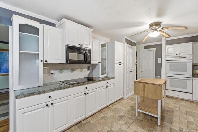 11 Val Court, Holbrook, NY 11741