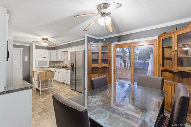 11 Val Court, Holbrook, NY 11741