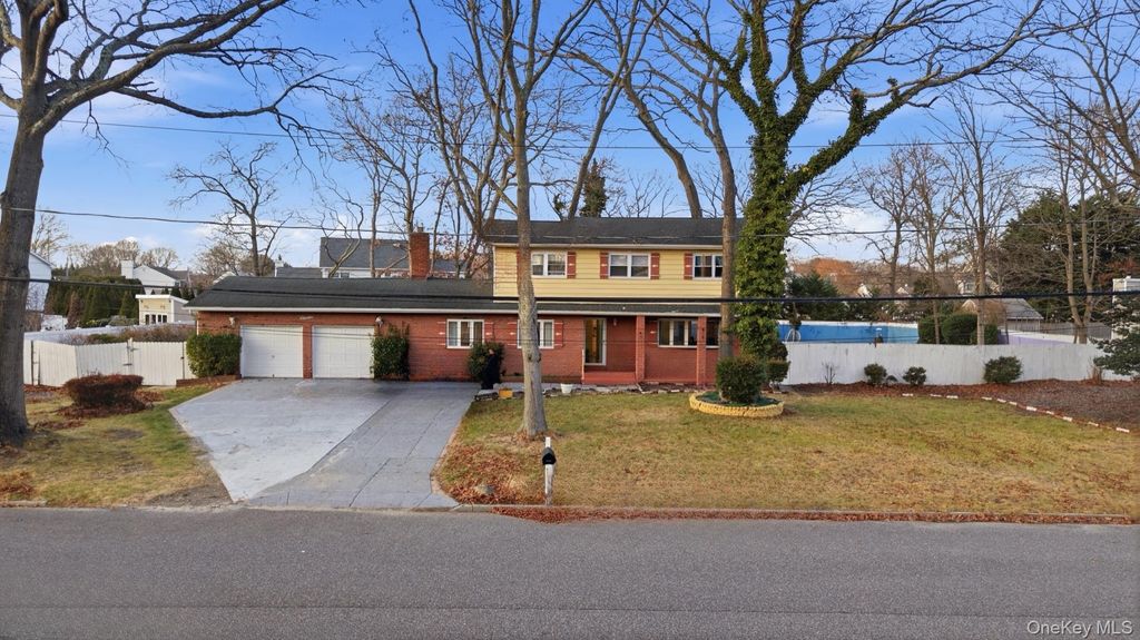 11 Val Court, Holbrook, NY 11741