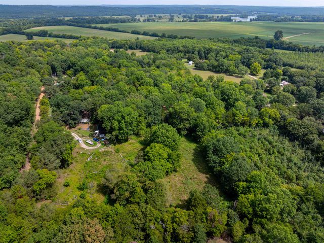 64 Lock 2 Rd, Locust Grove, AR 72550