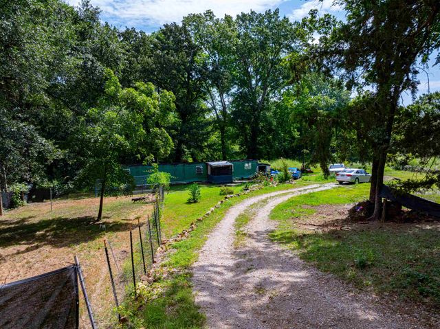 64 Lock 2 Rd, Locust Grove, AR 72550