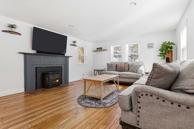 12 Warren St, Georgetown, MA 01833