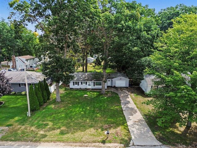 384 N 6th Avenue, Fruitport, MI 49415