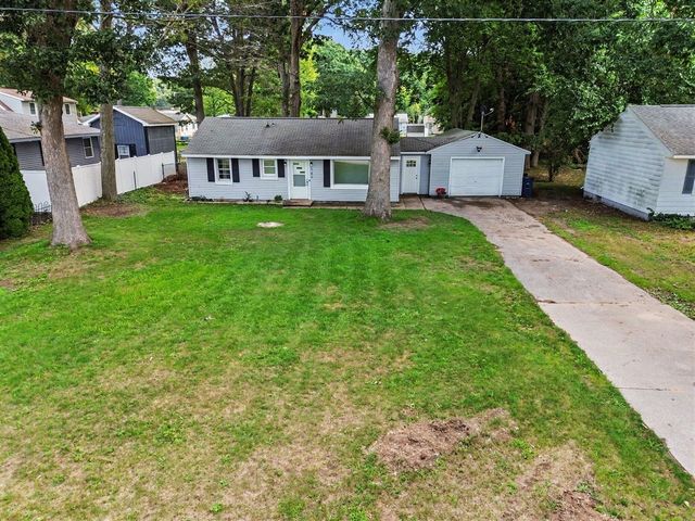 384 N 6th Avenue, Fruitport, MI 49415