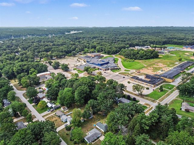 384 N 6th Avenue, Fruitport, MI 49415