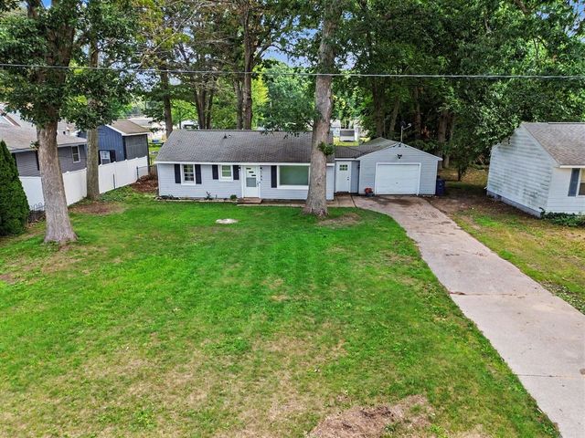 384 N 6th Avenue, Fruitport, MI 49415