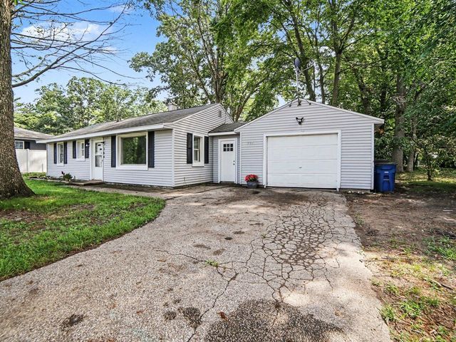 384 N 6th Avenue, Fruitport, MI 49415