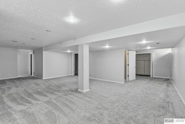 15121 Bedford Avenue, Omaha, NE 68116