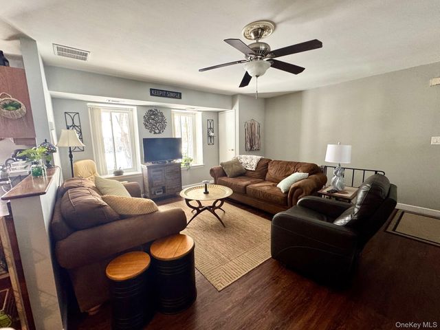 8 Idaho i8, Coram, NY 11727