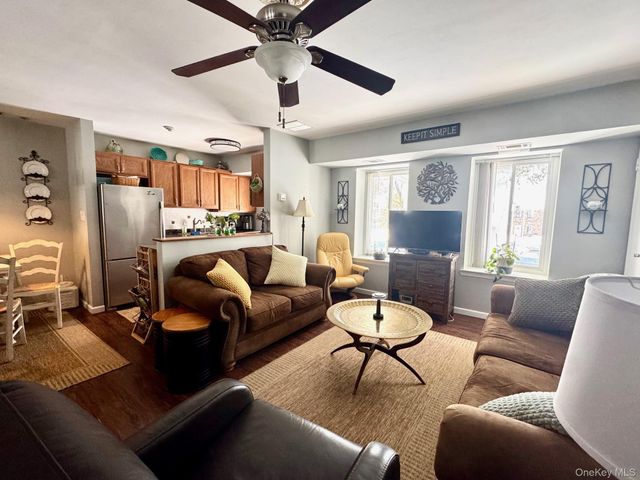 8 Idaho i8, Coram, NY 11727