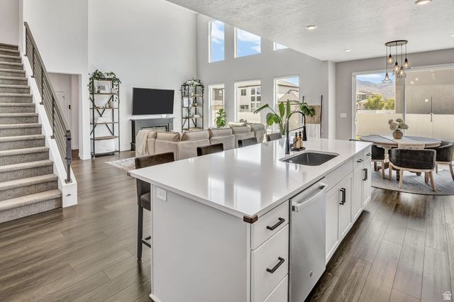 2119 S MOUNTAIN VIEW BLVD, Woods Cross, UT 84087