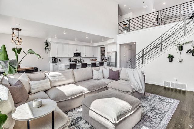 2119 S MOUNTAIN VIEW BLVD, Woods Cross, UT 84087