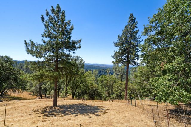 5590 Lynx Trl, Pollock Pines, CA 95726