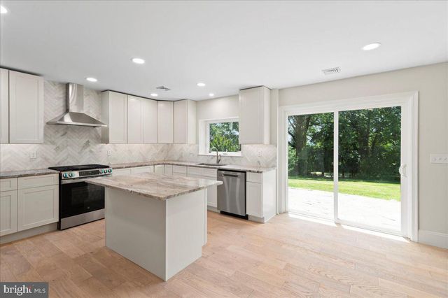 802 COLLEGEVILLE RD, Phoenixville, PA 19460